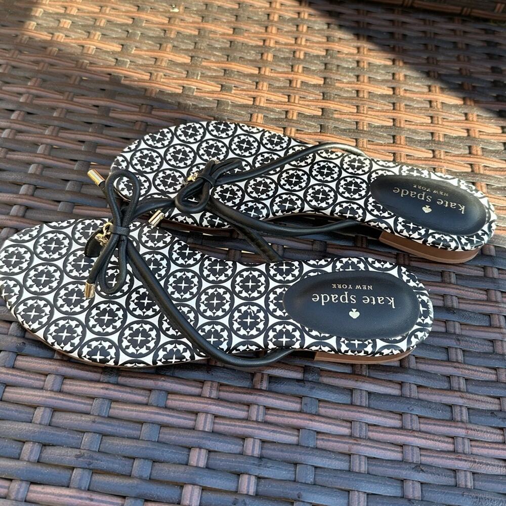 Kate Spade Women’s 7.5 M Mystic Bow and Spade Black & White Sandals NWOT - Picture 3 of 9